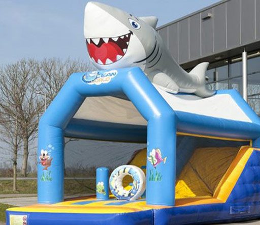 Castillo hinchable montado en una fiesta infantil en Valencia