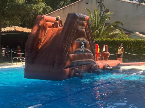 Alquiler-de-castillos-hinchables-Acuáticos-Valencia-modelo-pasarela pirata-para-piscinas