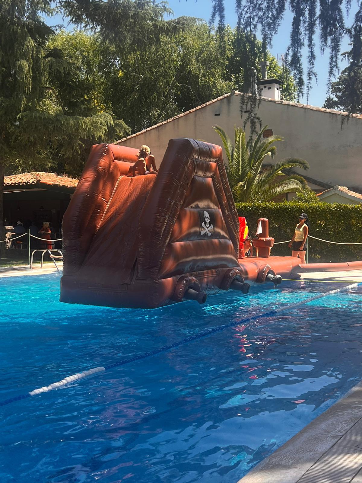 Alquiler-de-castillos-hinchables-Acuáticos-Valencia-modelo-pasarela pirata-para-piscinas