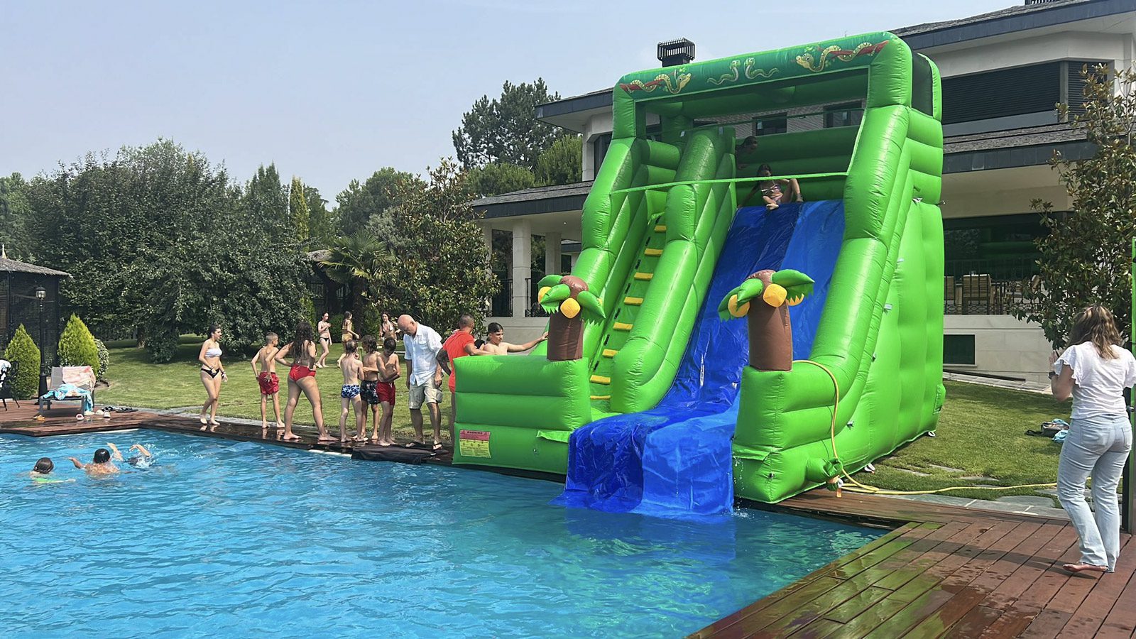 Alquiler-de-castillos-hinchables-Acuaticos-Valencia-modelo-jungla-para-piscina