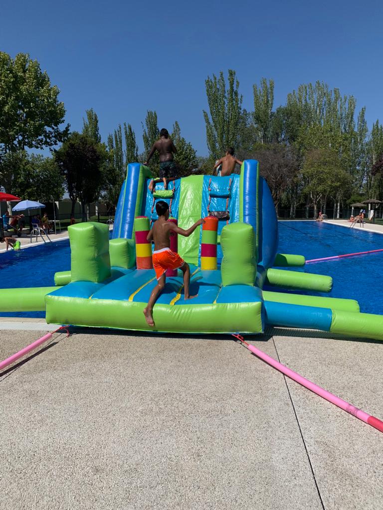 Alquiler-de-castillos-hinchables-Acuáticos-Madrid-modelo-pasarela para-piscinas
