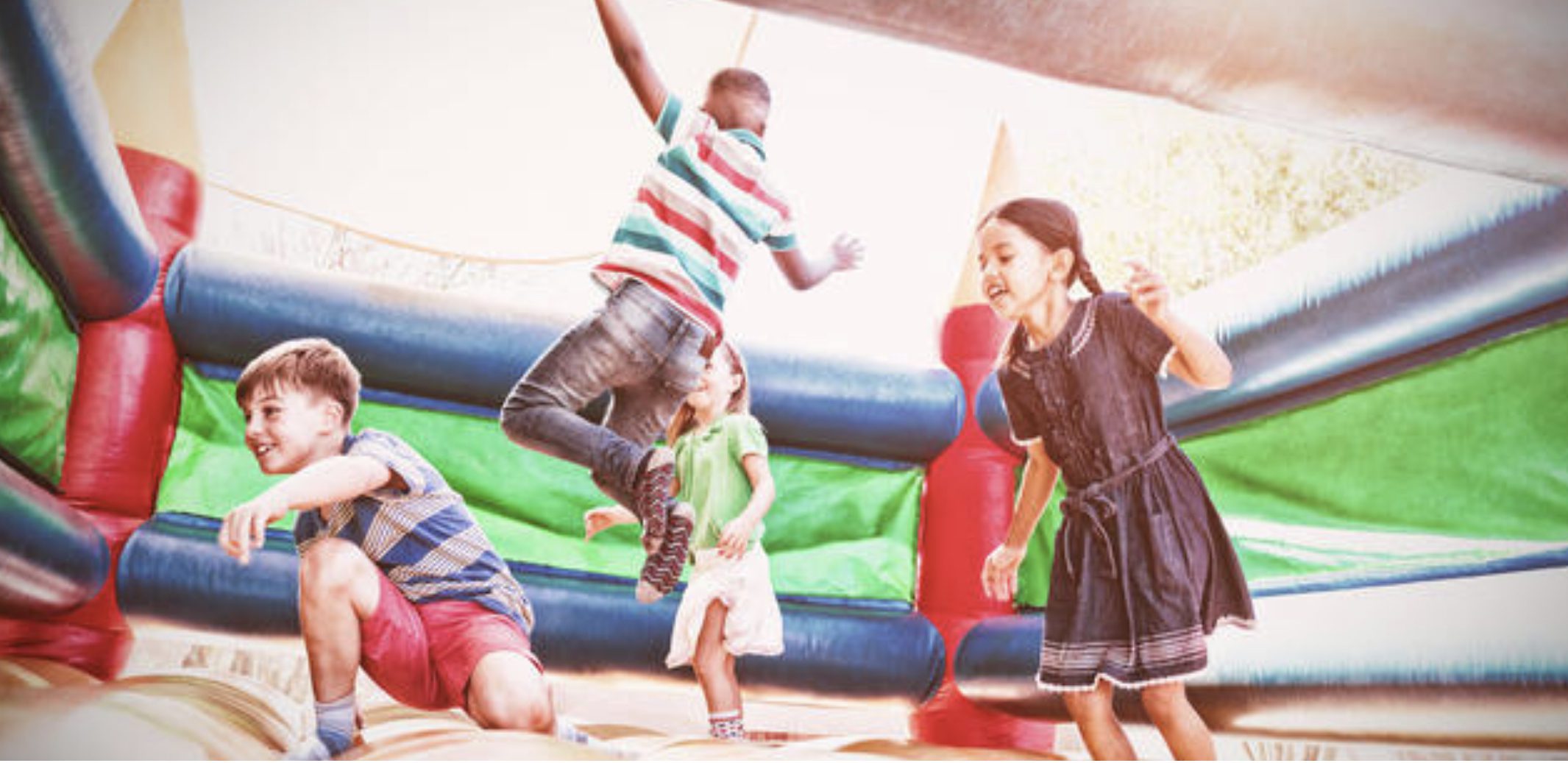Castillo hinchable montado en una fiesta infantil en Valencia